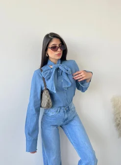 Blusa denim con fiocco