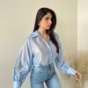 Blusa velata con brillanti celeste