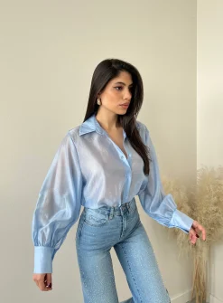 Blusa velata con brillanti celeste