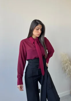 Camicia con cravatta bordeaux