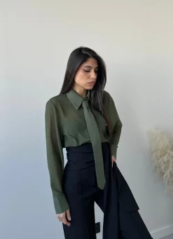 Camicia con cravatta verdone