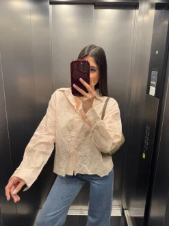 Camicia con ricami rosa