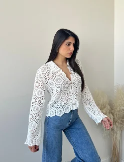 Camicia in crochet bianca
