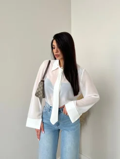 Camicia velata con cravatta bianca