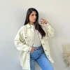 Giacca di jeans con borchie beige