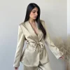Giacca in simil raso con cintura champagne