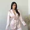 Giacca in simil raso con cintura cipria