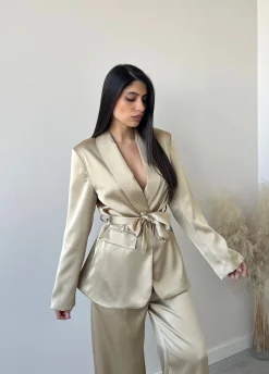 Giacca in simil raso con cintura champagne