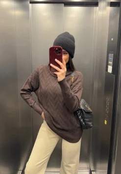 Maglione dolcevita con dettagli caffè
