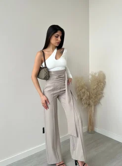Pantalone a vita altissima con fascia tortora