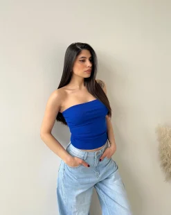 Top a fascia con coppe blu