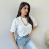 T-shirt con collana bianca