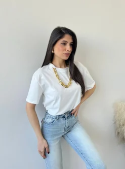 T-shirt con collana bianca